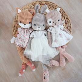 > Collectionneur ou Vendeur
Je suis clairement plus collectionneuse que vendeuse.
Je ne vends pas mes amigurumis… je les aime beaucoup trop ! Et puis j’ai ici trois petits loups qui adorent les adopter et les collectionner au fil de mes créations.
J’en offre parfois, surtout pour célébrer de jolies naissances ❣
Mais ce que je vends avec grand plaisir, ce sont les patrons sur ma boutique, pour que vous puissiez à votre tour reproduire cette petite dose de bonheur chez vous ❥
Patron collection "Les grandes pattes" avec Socquette, la renarde; Swann, la lapine danseuse et Scarlett, la biquette.
#pensebonheur #crochet #amigurumiaddict #amigurumay2026day7 #crocheting