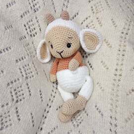 #amigurumay2026day21 (avec un jour de retard....)
Pelote mon petit agneau
Avec ses deux adorables cornes, son bidou tout rond, ses oreilles toutes douces et son regard plein de tendresse il est le parfait mélange des fils coton et chenille ღ
Après tout, pas besoin de choisir, les 2 s'accordent tellement bien !
➾ Fils Ricorumi DK et Nilli
➾ Patron à retrouver sur les boutiques en français et en anglais.
#pensebonheur #crochetlamb #crochetsheep #amigurumilamb amigurumisheep