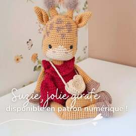 【 S u z i e 】
Avec son pelage couleur miel et ses petites oreilles curieuses, Suzie avance tout en douceur, comme portée par un souffle de tendresse. Habillée de sa salopette bouffante et son sac cœur, elle est une compagne idéale pour rêver, jouer et partager de jolis moments.
> Patron disponible en français et en anglais sur les boutiques.
#pensebonheur #crochet #instacrochet #amigurumianimal #crocheting
Crochetgiraffe amigurumigiraffe