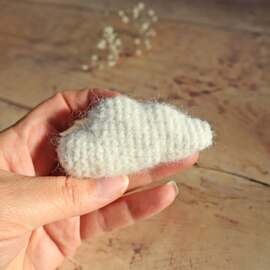 Un petit nuage tout léger ☁️
Crocheté en fil mohair pour un effet tout doux et aérien.
Je me demande maintenant si je lui ajoute un petit visage… et peut-être même des jambes.
> Vous en pensez quoi ?
#pensebonheur #crochet #clouds #crochetcloud #amigurumay2026day12